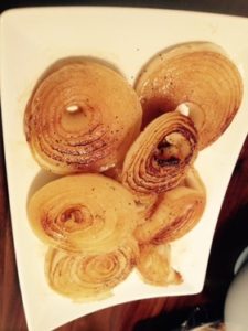 玉ねぎだけレシピ選 人気1位はつくれぽ1000越え 丸ごと 煮物やスープなどの料理 レンジで簡単おかずや弁当にも ぬくとい